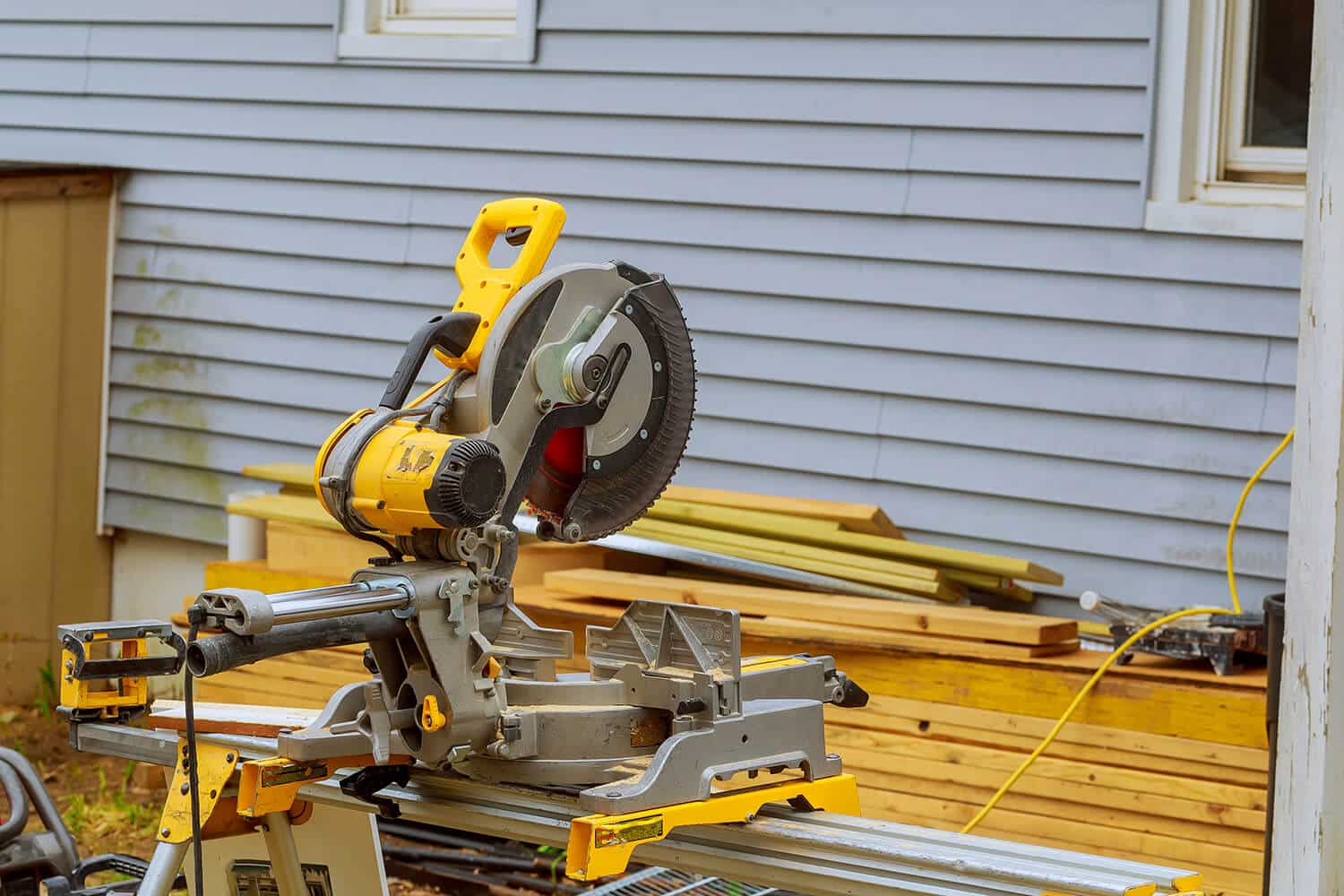 What Is The Difference Between A Compound And Sliding Miter Saw