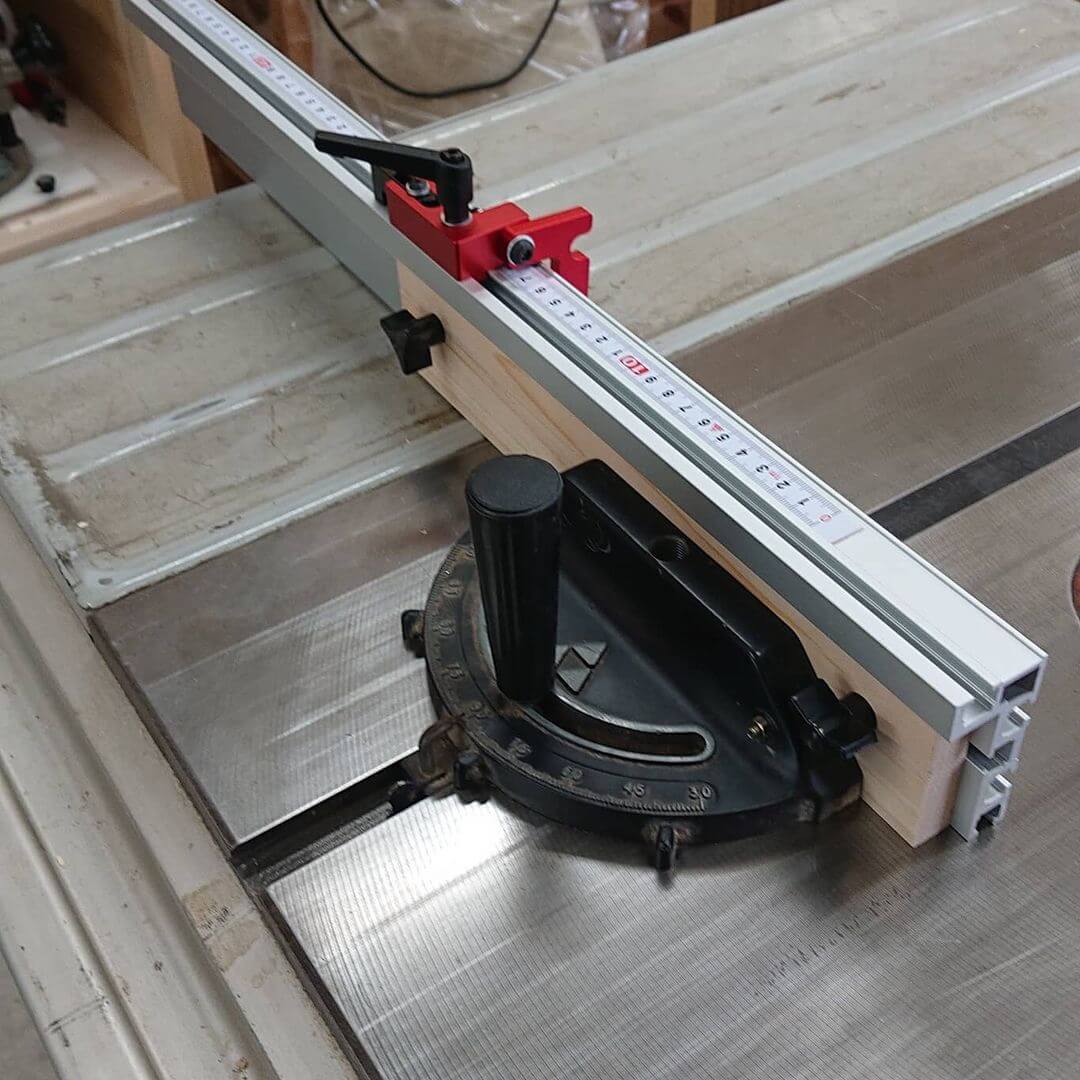 Using A Miter Gauge With A Table Saw
